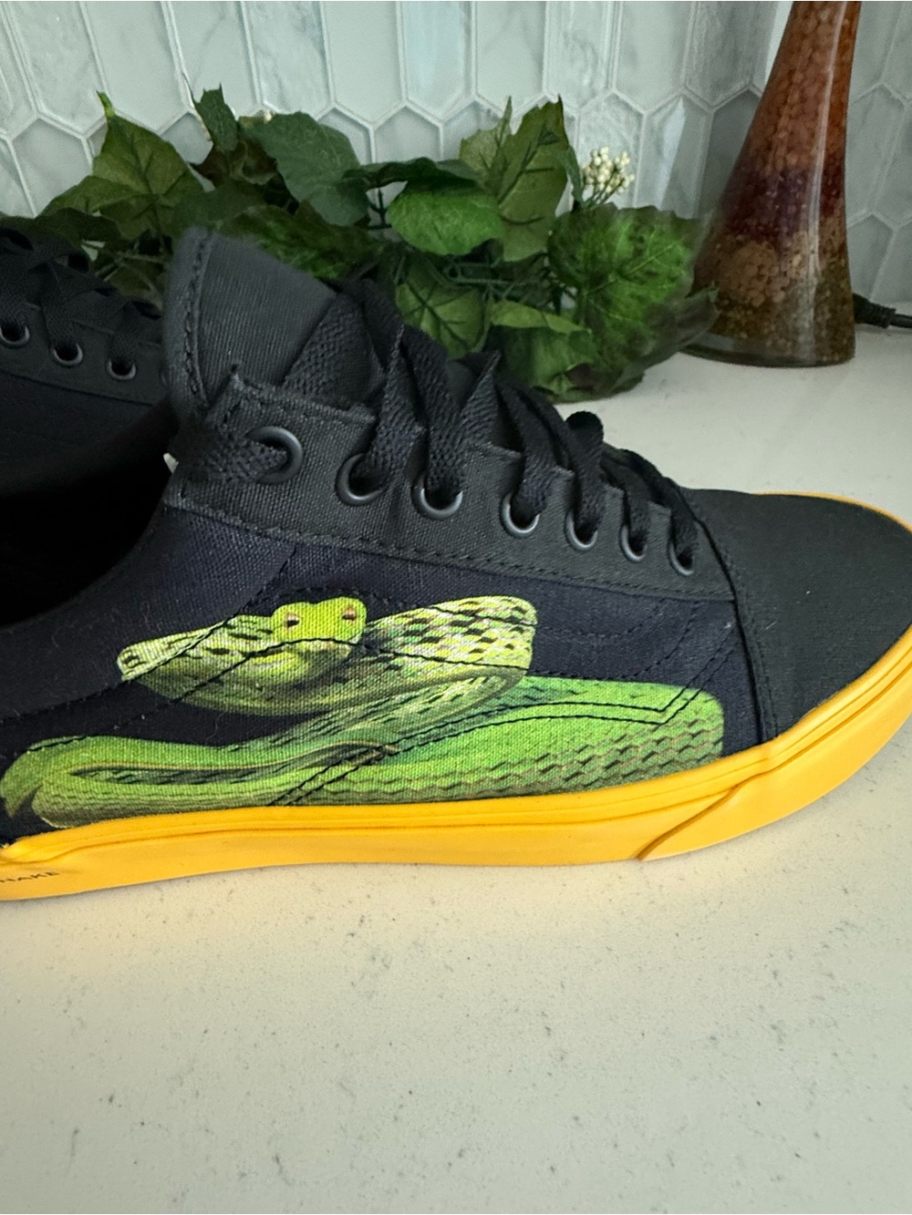 National Geographic Mens Photo Ark Black & Yellow Shoes Snake & Frog Design - Picture 6 of 16